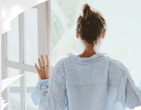 ぼんやり悩む女性